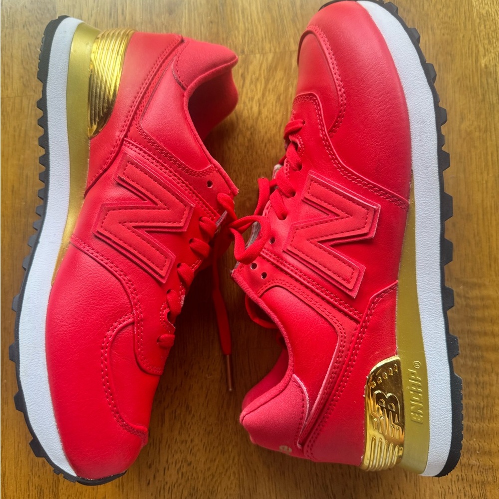 NWOT New Balance 574 Women’s 7 Red Gold Dip Shoes Slate Metallic Gold